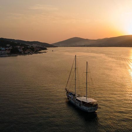 Apartments By The Sea Arbanija, Ciovo - 17332 特罗吉尔 外观 照片