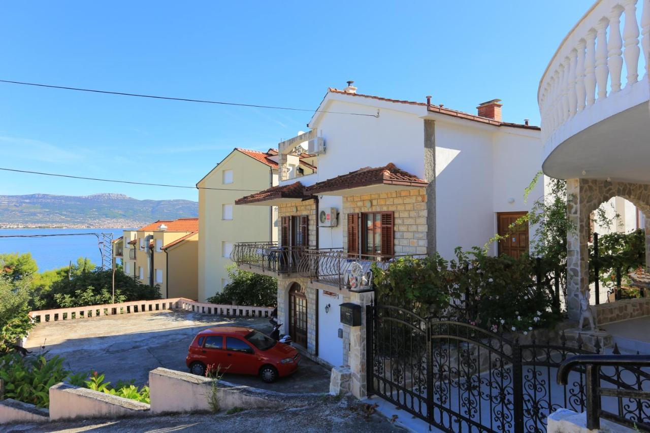 Apartments By The Sea Arbanija, Ciovo - 17332 特罗吉尔 外观 照片