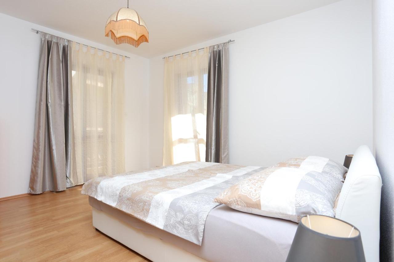 Apartments By The Sea Arbanija, Ciovo - 17332 特罗吉尔 外观 照片