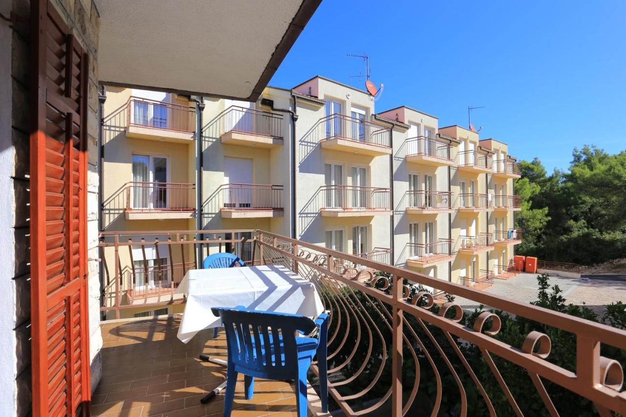 Apartments By The Sea Arbanija, Ciovo - 17332 特罗吉尔 外观 照片