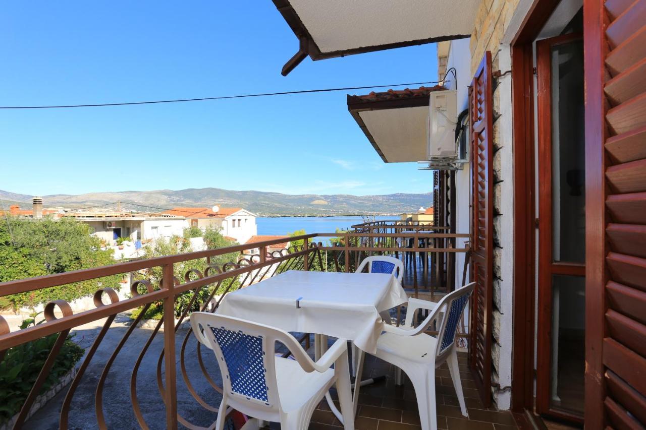 Apartments By The Sea Arbanija, Ciovo - 17332 特罗吉尔 外观 照片
