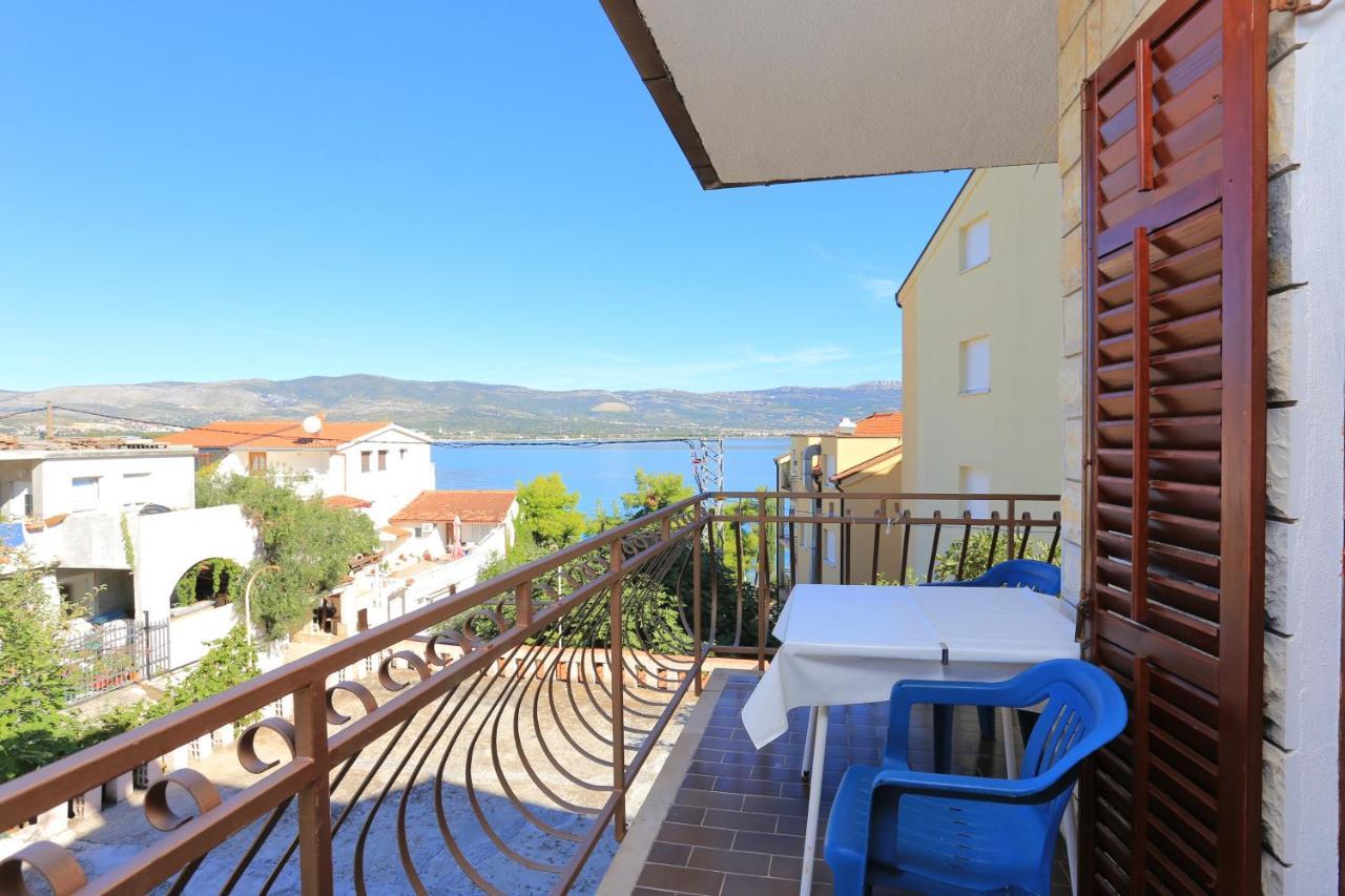 Apartments By The Sea Arbanija, Ciovo - 17332 特罗吉尔 外观 照片