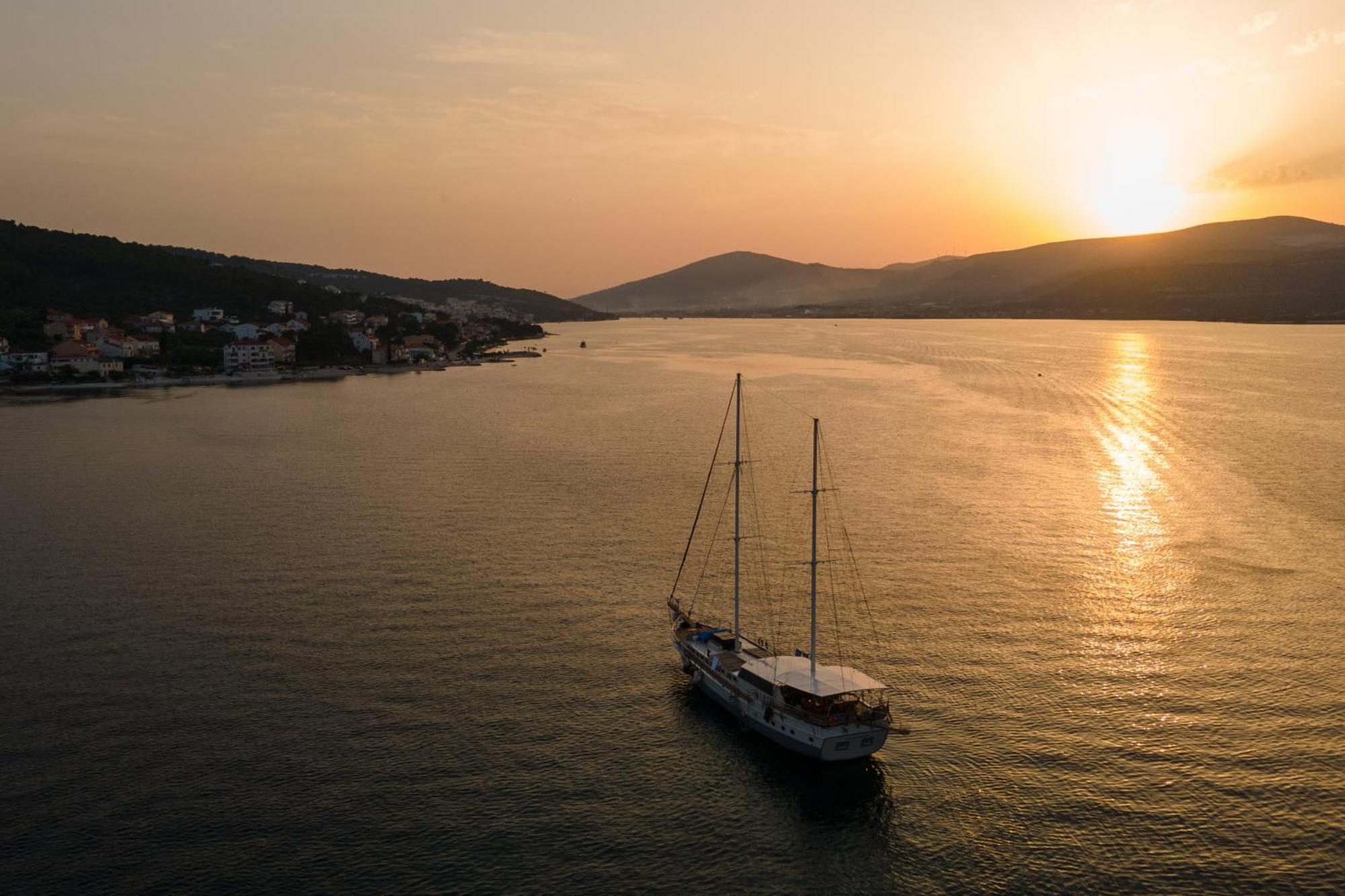 Apartments By The Sea Arbanija, Ciovo - 17332 特罗吉尔 外观 照片